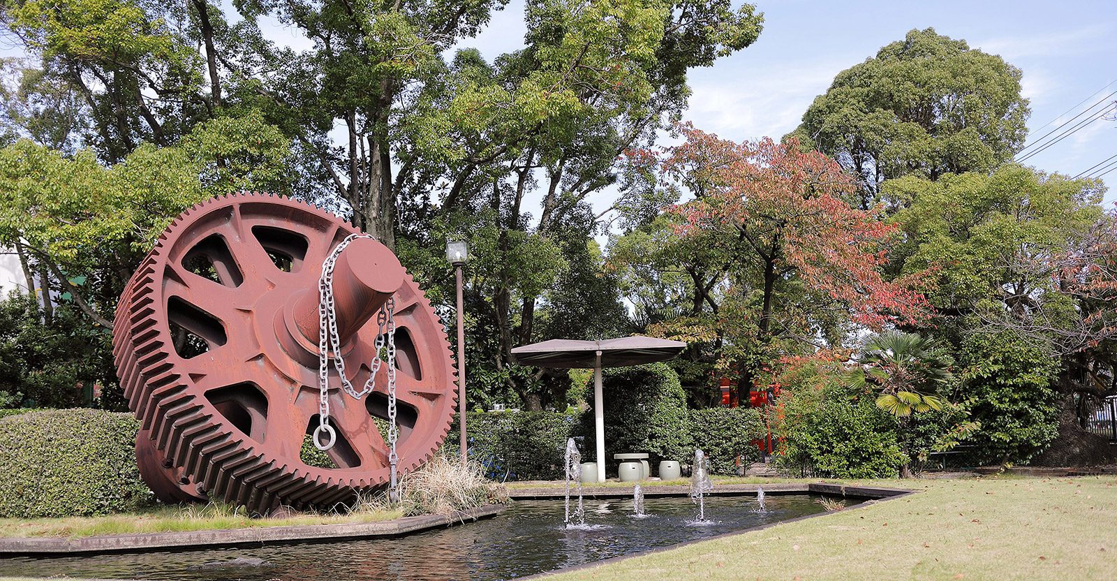 近代文化遺産　本社前モニュメントの大ギヤ